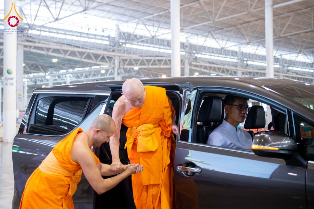 ภาพ No.308646:วันที่ 1 กุมภาพันธ์ พ.ศ. 2569 พิธีรับประกาศนียบัตร และพระของขวัญพระธรรมยาตรา ณ สภาธรรมกายสากล วัดพระธรรมกาย จ.ปทุมธานี