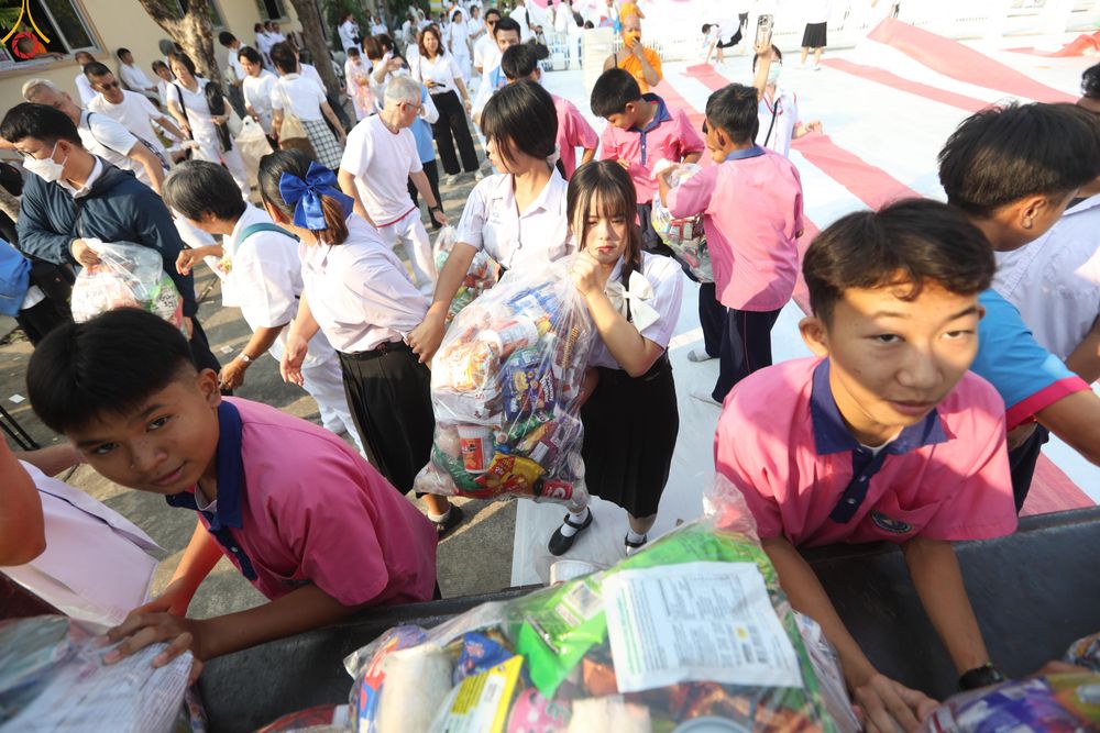 ภาพ No.297749:วันที่ 18 มกราคม พ.ศ. 2569 พิธีตักบาตรพระธรรมยาตรา ณ วัดโบสถ์บน ต.บางคูเวียง จ.นนทบุรี อนุสรณ์สถานลำดับที่ 4 สถานที่เกิดด้วยกายธรรม ในโครงการธรรมยาตรา กตัญญูบูชา มหาปูชนียาจารย์ พระมงคลเทพมุนี(สด จนฺทสโร) พระผู้ปราบมาร อนุสรณ์สถาน 7 แห่ง ปีที่ 14