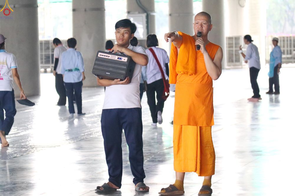 ภาพ No.322939:วันที่ 17-19 เมษายน พ.ศ.2569 การปูผ้ากระสอบขาว , เตรียมจุดฉัน , เตรียมจุดพักค้าง เพื่องานถวายมหาสังฆทาน 40,000 กว่าวัดทั่วประเทศ วันคุ้มครองโลก 22 เมษายน พ.ศ.2569 วัดพระธรรมกาย