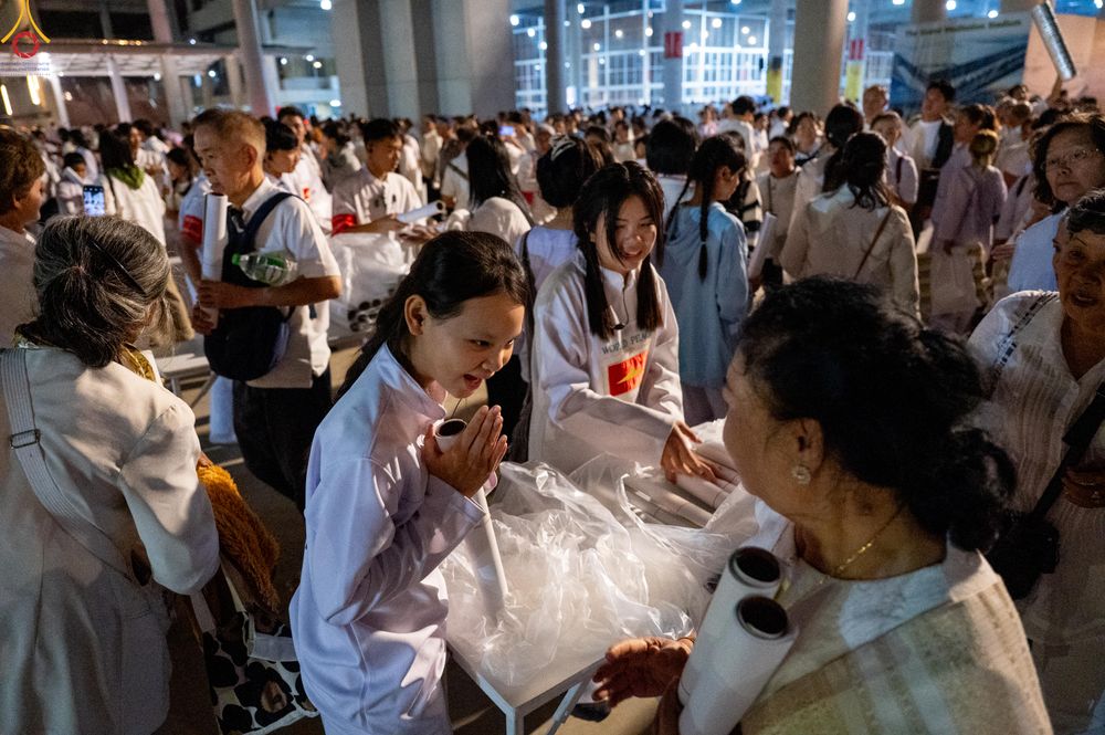 ภาพ No.280417:วันที่ 31 ธันวาคม พ.ศ.2568 -วันที่ 1 มกราคม พ.ศ.2569 พิธีฉลองชัยสวดมนต์บทธัมมจักกับปปวัตนสูตร ครบ 8,000,000,000 จบ , พิธีสวดมนต์ข้ามปี ณ วัดพระธรรมกาย