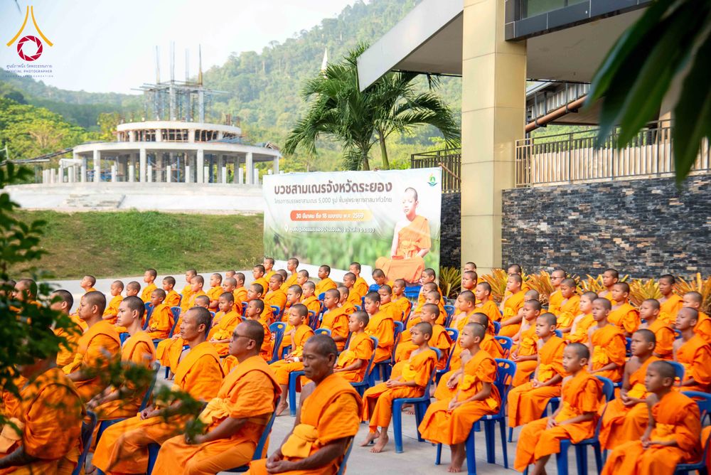 ภาพ No.321760:วันที่ 12 เมษายน พ.ศ.2569 ตักบาตรสงกรานต์ฉลองสามเณรใหม่  ณ ศูนย์ปฏิบัติธรรมระยอง(บ้านช่องลม)