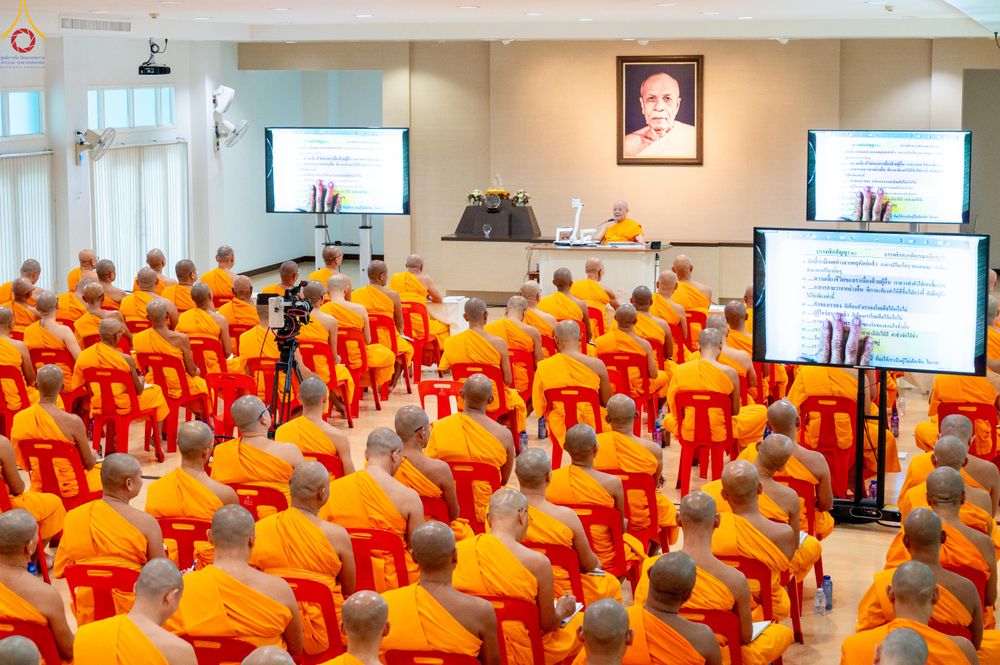 ภาพ No.335958:วันที่ 15 มิถุนายน พ.ศ.2569 หลวงพ่อทัตตชีโวเมตตาให้โอวาทแก่เจ้าอาวาสวัดศูนย์สาขาภายในประเทศ ณ วัดพระธรรมกาย