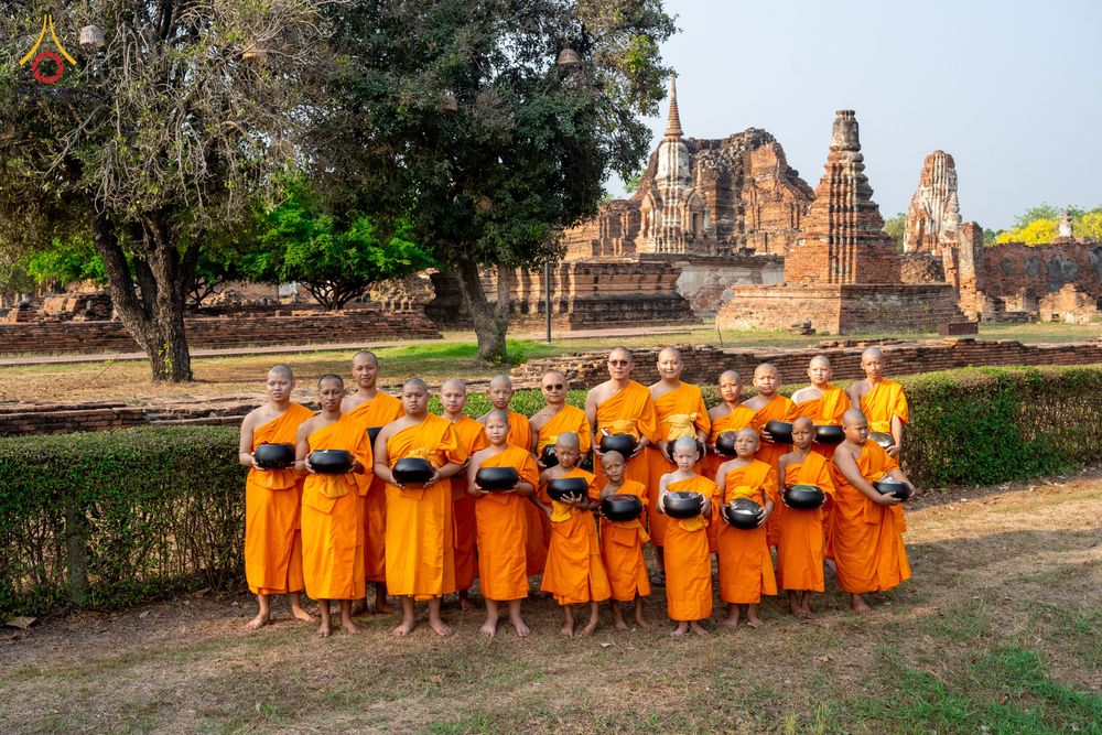 ภาพ No.318103:วันเสาร์ที่ 4 เมษายน พ.ศ. 2569 งานทำบุญเมืองใจกลางอยุธยา  ตักบาตรพระ 1,109 รูป ณ ถนนชีกุน หน้าวัดมหาธาตุ และวัดราชบูรณะ