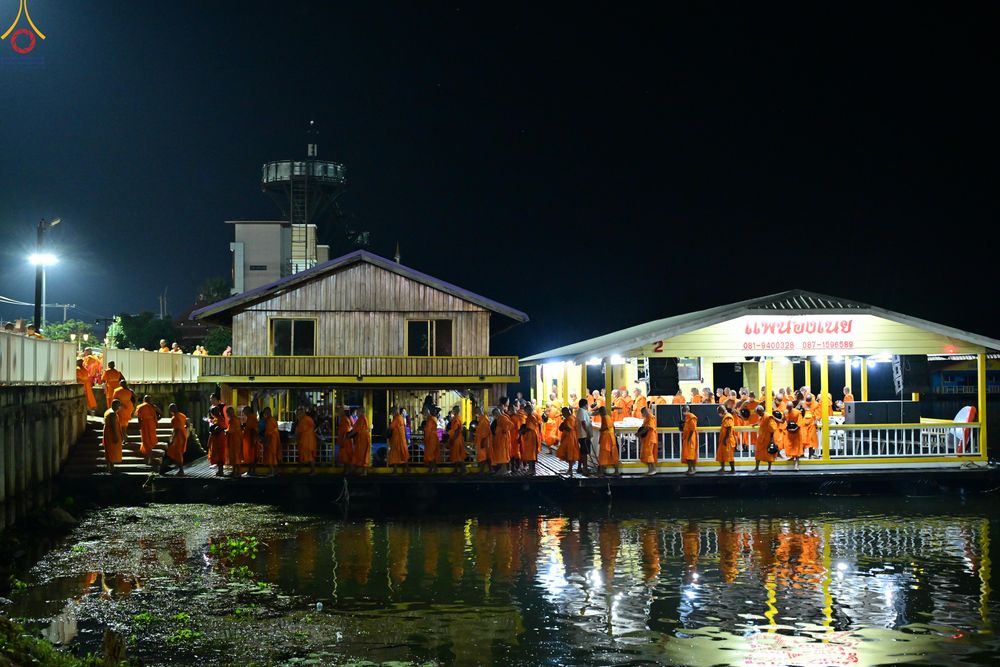 ภาพ No.284116:วันเสาร์ที่ 20 ธันวาคม พ.ศ.2568  พิธีตักบาตรพระ 10,000 รูป เนื่องในโอกาส 194 ปี จังหวัดกาญจนบุรี และอุทิศส่วนกุศลให้แด่บรรพชนทั้งหลาย บริเวณถนนสองแคว (Skywalk) เมืองกาญจนบุรี