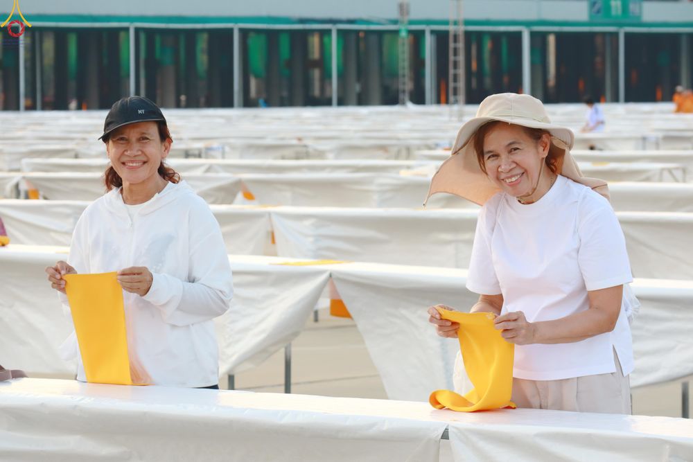 ภาพ No.321930:วันที่ 11-12 เมษายน พ.ศ.2569 การเตรียมงาน มัดถุงน้ำ , ผูกผ้าระบาย , เตรียมจุดฉันภัตตาหาร เพื่องานถวายมหาสังฆทาน 40,000 กว่าวัดทั่วประเทศ วันคุ้มครองโลก 22 เมษายน พ.ศ.2569 วัดพระธรรมกาย