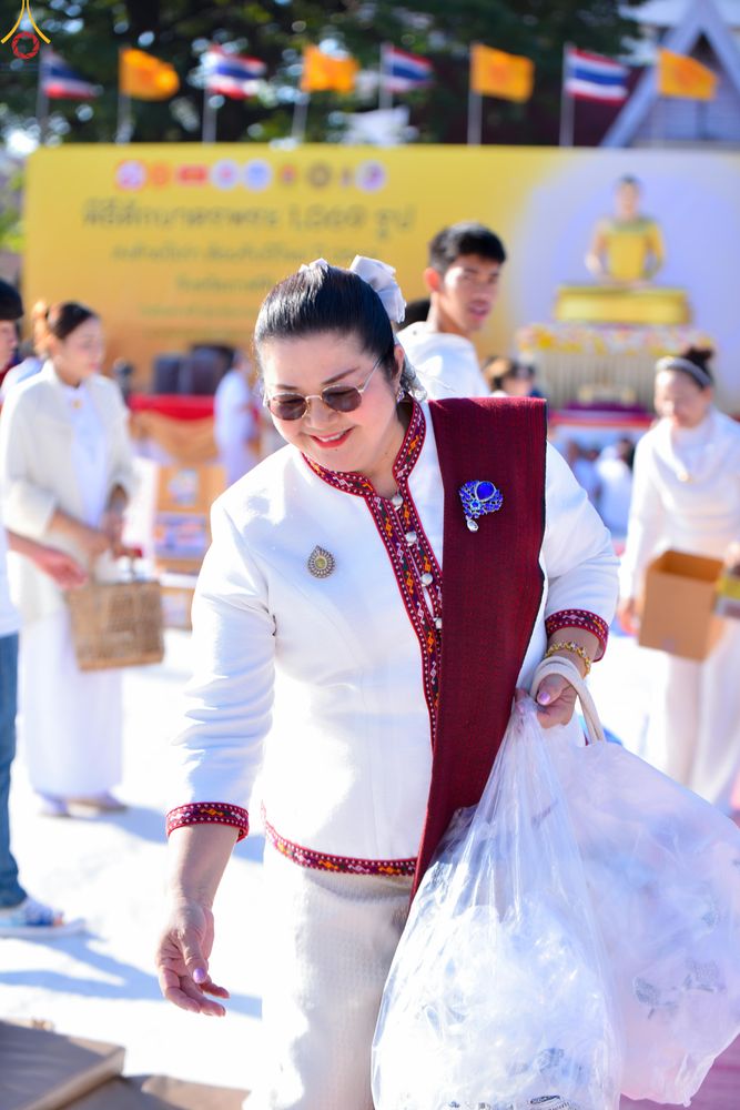 ภาพ No.280263:วันอังคารที่ ๓๐ ธันวาคม พ.ศ. ๒๕๖๘ พิธีตักบาตรพระ ๑,๐๖๙ รูป จังหวัดกาฬสินธุ์   ณ บริเวณสนามหน้าศาลากลาง จังหวัดกาฬสินธุ์ (หลังเก่า)