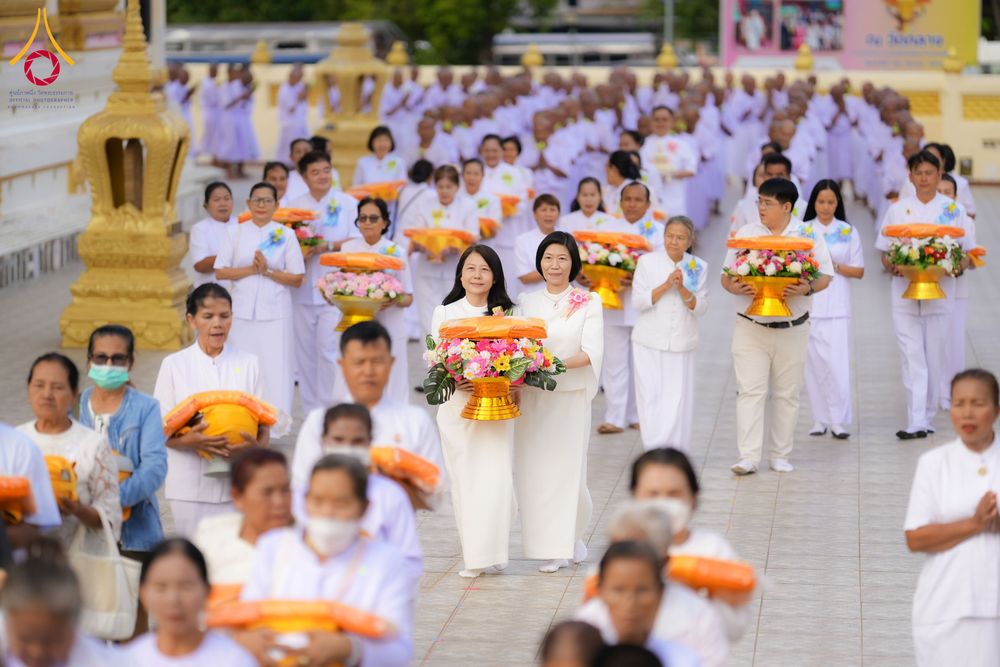 ภาพ No.278572:วันอาทิตย์ที่ 14 ธันวาคม พ.ศ.2568  พิธีเวียนประทักษิณ พิธีวันทาสีมาพระประธาน โครงการบวชบูชาธรรมมหาปูชนียาจารย์ ของศูนย์ปฏิบัติธรรมบุรีรัมย์ ณ วัดกลาง พระอารามหลวง จังหวัดบุรีรัมย์