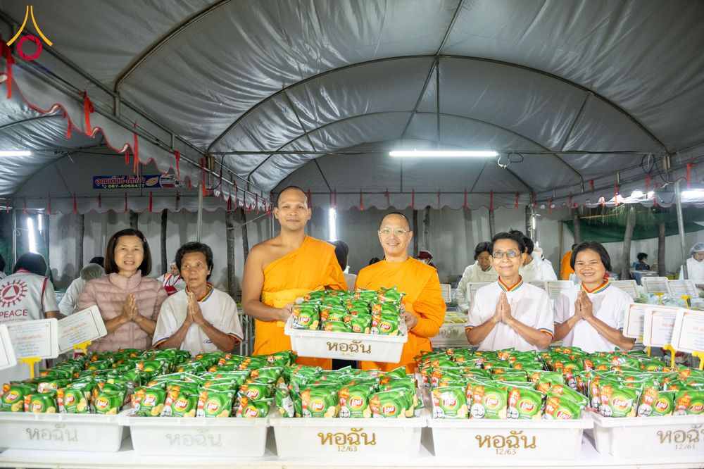 ภาพ No.293450:วันที่ 13 มกราคม พ.ศ. 2569 พิธีถวายภัตตาหารเป็นสังฆทาน แด่พระธรรมยาตรา ณ อนุสรณ์สถานมหาวิหารพระมงคลเทพมุนี (โลตัสแลนด์) อ.สองพี่น้อง จ.สุพรรณบุรี ในโครงการธรรมยาตรา กตัญญูบูชา มหาปูชนียาจารย์ พระมงคลเทพมุนี(สด จนฺทสโร) พระผู้ปราบมาร อนุสรณ์สถาน 7 แห่ง ปี