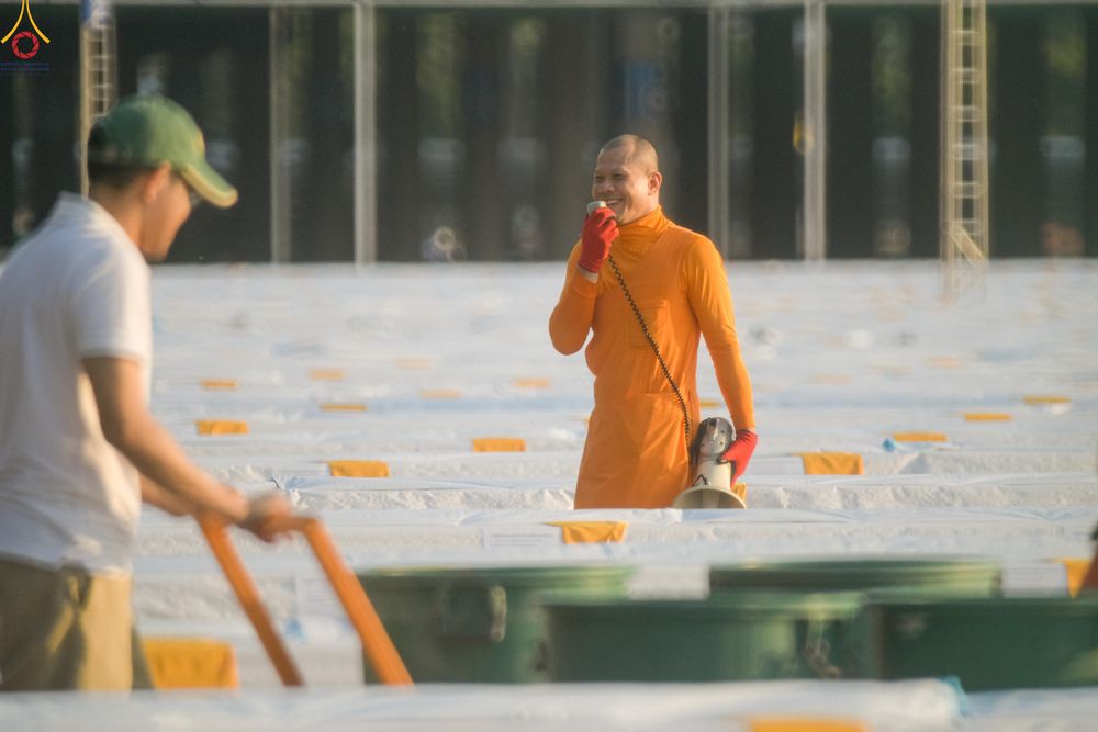 ภาพ No.321263:วันที่ 10-11 เมษายน พ.ศ.2569 การเตรียมกล่องไทยธรรม และการติดผ้ารับประเคน เพื่องานถวายมหาสังฆทาน 40,000 กว่าวัดทั่วประเทศ วันคุ้มครองโลก 22 เมษายน พ.ศ.2569 วัดพระธรรมกาย