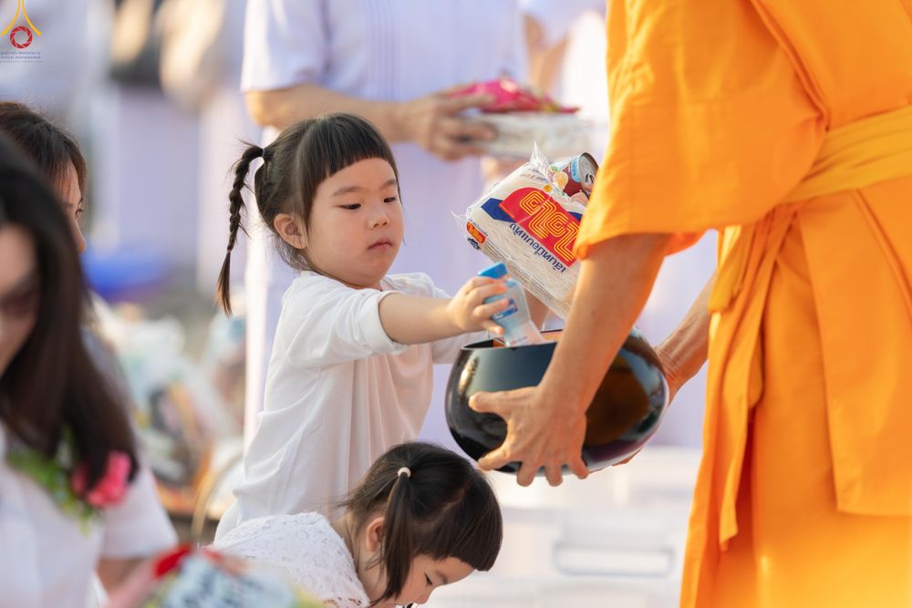 ภาพ No.279924:วันที่ 1 มกราคม พ.ศ.2569 พิธีตักบาตรในวันขึ้นปีใหม่ ณ ลานธรรม วัดพระธรรมกาย