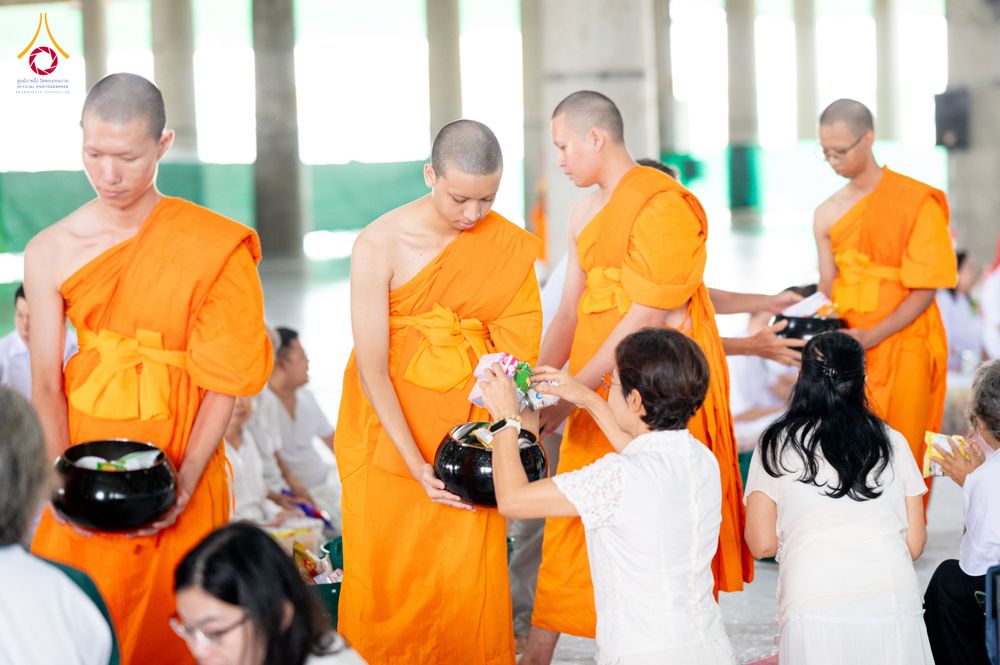 ภาพ No.336099:วันที่ 20 มิถุนายน พ.ศ. 2569 พิธีตักบาตรฉลองพระใหม่ โครงการอุปสมบทธรรมทายาทอุดมศึกษา รุ่นที่ 53