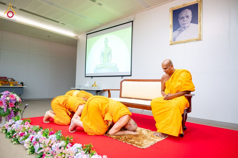ภาพ No.323317:หลวงพ่อทัตตชีโว รองเจ้าอาวาสวัดพระธรรมกาย ถวายการต้อนรับปฏิสันถารคณะสงฆ์จากประเทศศรีลังกา