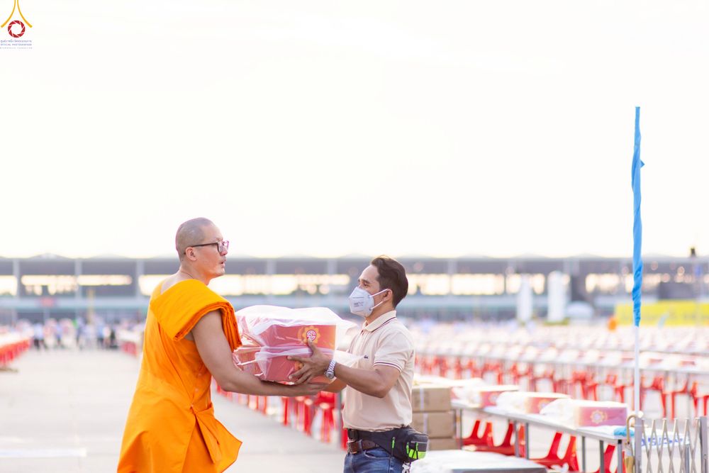 ภาพ No.322728:วันที่ 15-18 เมษายน พ.ศ.2569 การเเตรียมโต๊ะฉัน , เตรียมจุดพักค้าง , เรียงเก้าอี้ , เรียงกล่องไทยธรรม  เพื่องานถวายมหาสังฆทาน 40,000 กว่าวัดทั่วประเทศ วันคุ้มครองโลก 22 เมษายน พ.ศ.2569 วัดพระธรรมกาย