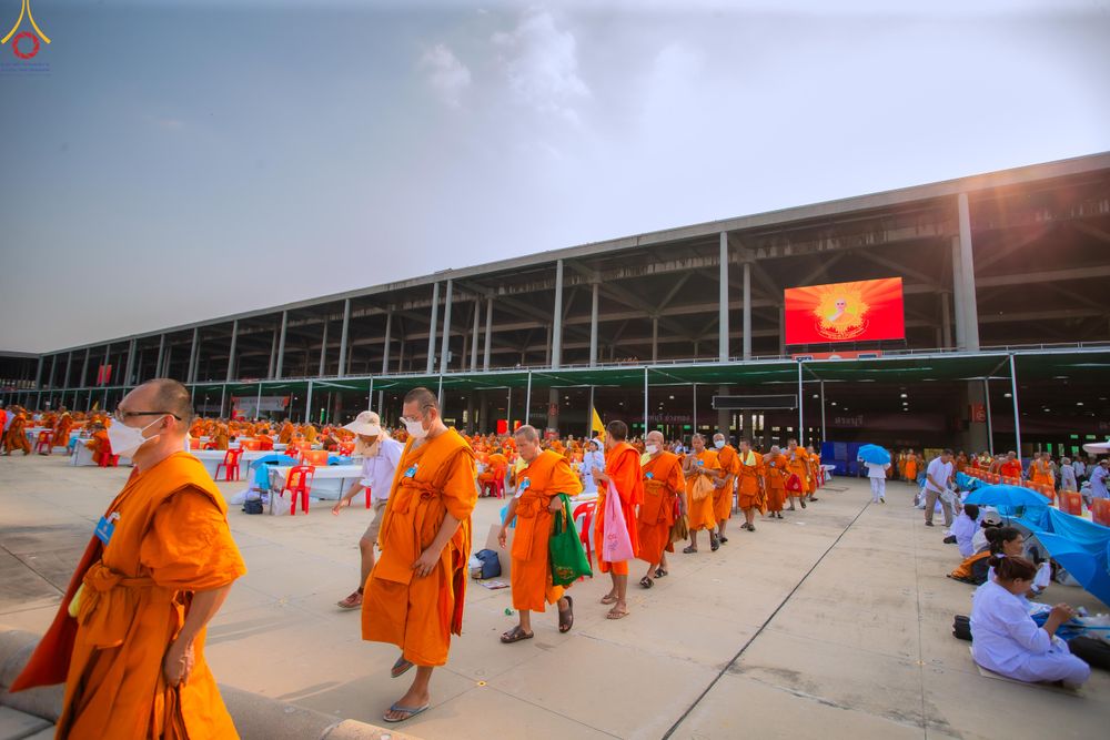ภาพ No.324444:วันที่ 22 เมษายน พ.ศ.2569 (วันคุ้มครองโลก) งานถวายมหาสังฆทาน 40,000 กว่าวัดทั่วประเทศ บรรยากาศพระสังฆาธิการและสาธุชน  เดินทางเข้าลานธรรม วัดพระธรรมกาย