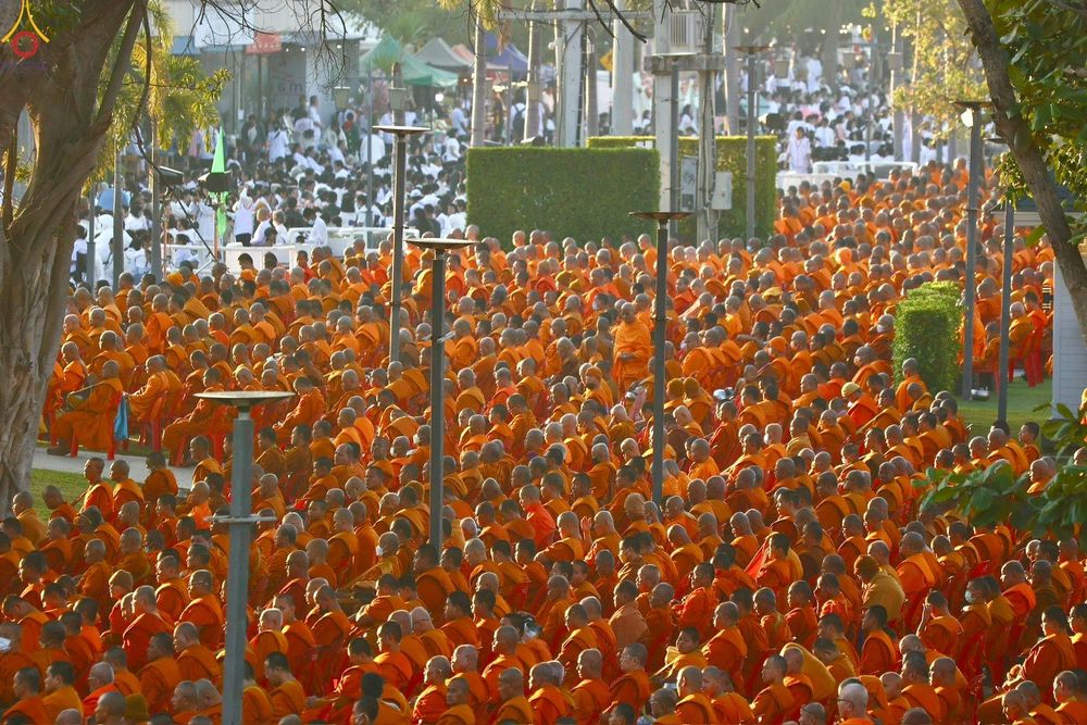 ภาพ No.284159:วันเสาร์ที่ 20 ธันวาคม พ.ศ.2568  พิธีตักบาตรพระ 10,000 รูป เนื่องในโอกาส 194 ปี จังหวัดกาญจนบุรี และอุทิศส่วนกุศลให้แด่บรรพชนทั้งหลาย บริเวณถนนสองแคว (Skywalk) เมืองกาญจนบุรี