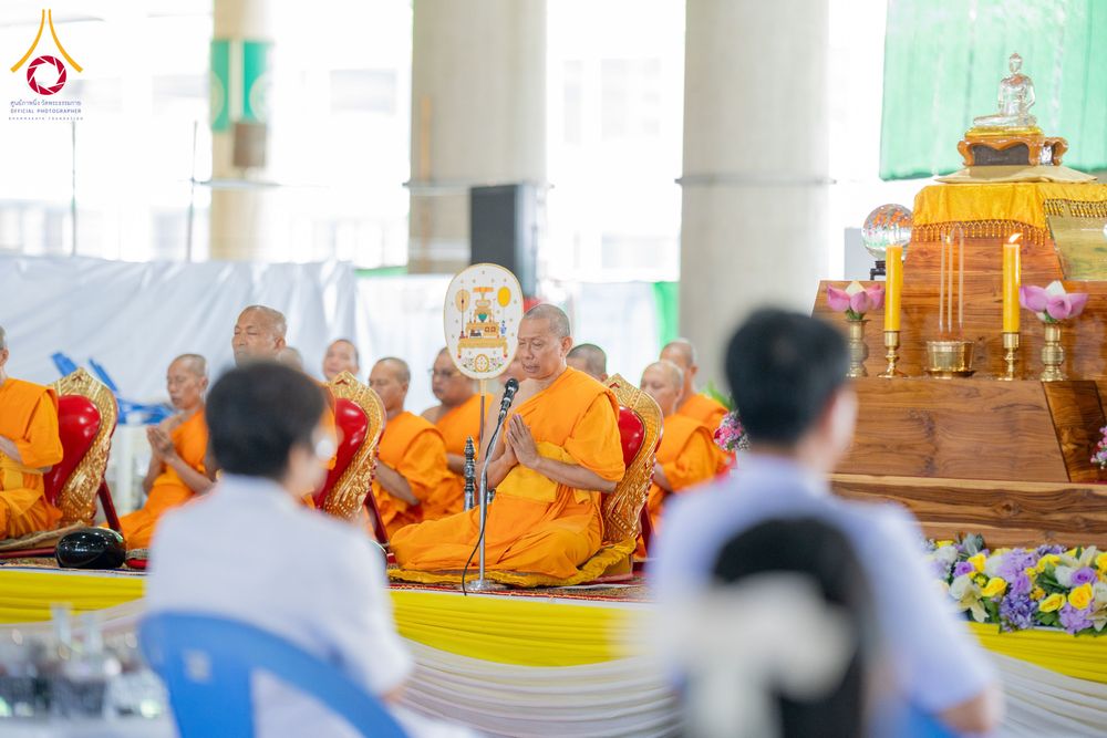 ภาพ No.336541:วันอาทิตย์ที่ 21 มิถุนายน 2569  พิธีตักบาตรพระใหม่ โครงการอุปสมบทหมู่ รุ่นผู้บริหาร  ณ วิหารคด วัดพระธรรมกาย