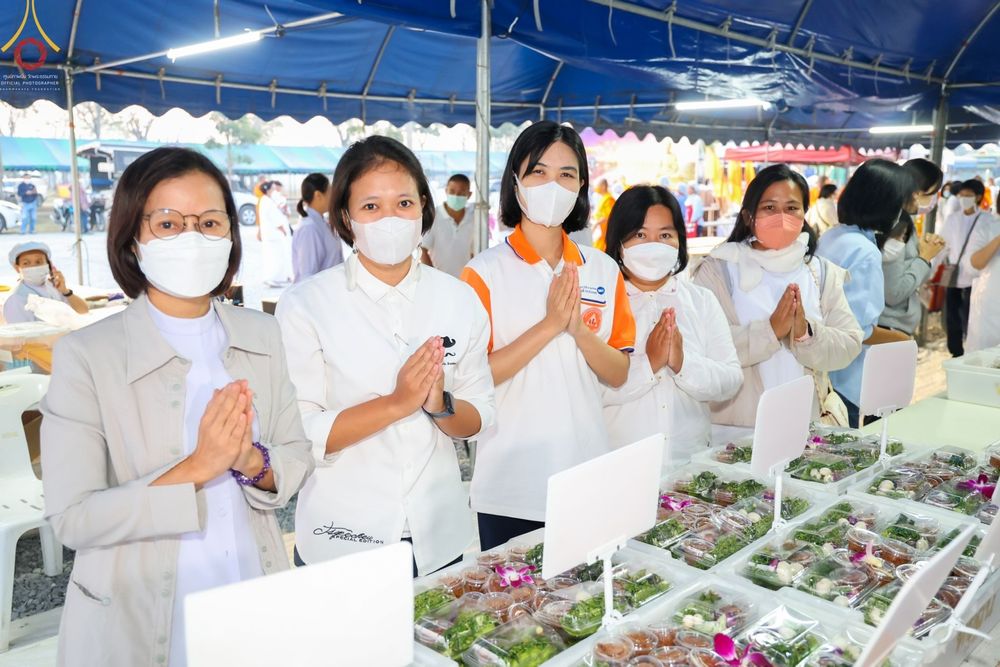 ภาพ No.74005:พิธีถวายภัตตาหารเป็นสังฆทาน แด่คณะพระธรรมยาตราฯ ในโครงการธรรมยาตรากตัญญูบูชา มหาปูชนียาจารย์ พระมงคลเทพมุนี(สด จนฺทสโร) พระผู้ปราบมาร อนุสรณ์สถาน 7 แห่ง ปีที่ 11 วันที่ 24 มกราคม พ.ศ. 2566