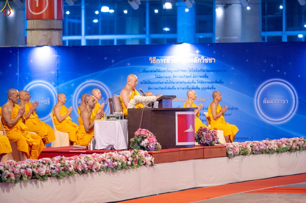 ภาพ No.280391:วันที่ 31 ธันวาคม พ.ศ.2568 -วันที่ 1 มกราคม พ.ศ.2569 พิธีฉลองชัยสวดมนต์บทธัมมจักกับปปวัตนสูตร ครบ 8,000,000,000 จบ , พิธีสวดมนต์ข้ามปี ณ วัดพระธรรมกาย