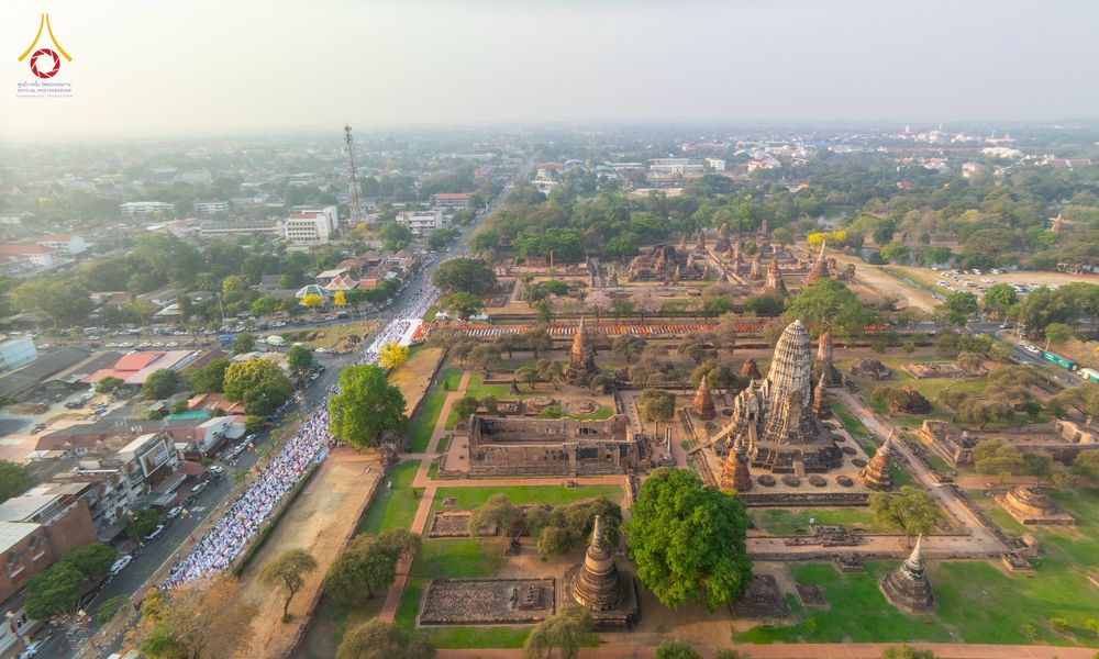 ภาพ No.318109:วันเสาร์ที่ 4 เมษายน พ.ศ. 2569 งานทำบุญเมืองใจกลางอยุธยา  ตักบาตรพระ 1,109 รูป ณ ถนนชีกุน หน้าวัดมหาธาตุ และวัดราชบูรณะ