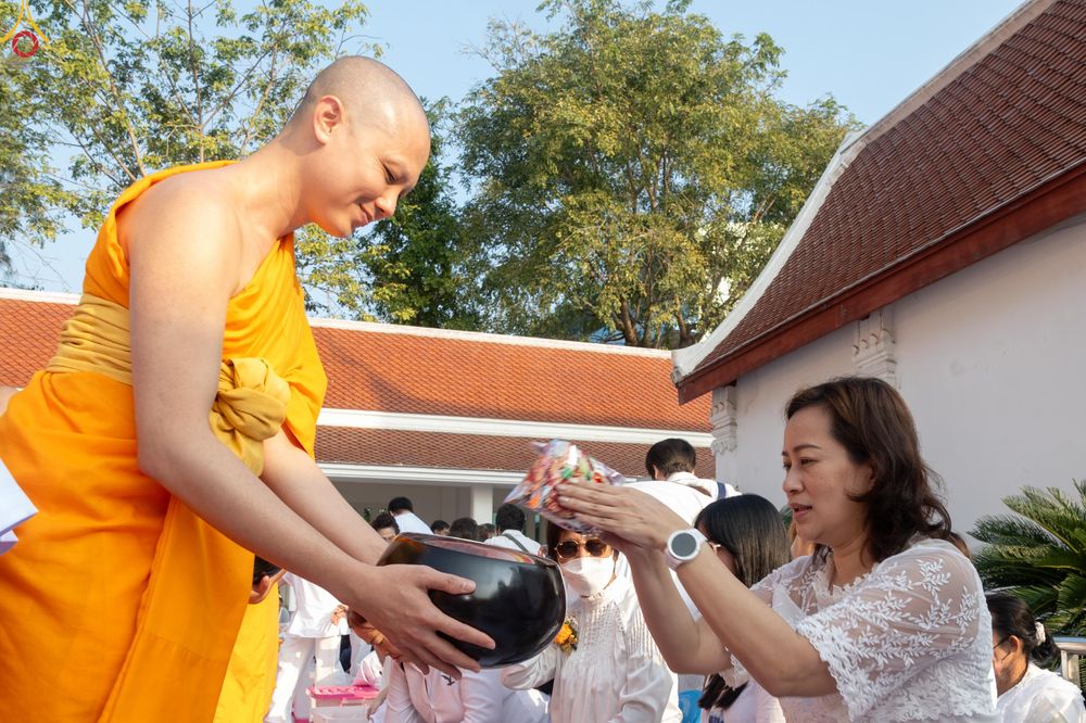 ภาพ No.297707:วันที่ 18 มกราคม พ.ศ. 2569 พิธีตักบาตรพระธรรมยาตรา ณ วัดโบสถ์บน ต.บางคูเวียง จ.นนทบุรี อนุสรณ์สถานลำดับที่ 4 สถานที่เกิดด้วยกายธรรม ในโครงการธรรมยาตรา กตัญญูบูชา มหาปูชนียาจารย์ พระมงคลเทพมุนี(สด จนฺทสโร) พระผู้ปราบมาร อนุสรณ์สถาน 7 แห่ง ปีที่ 14