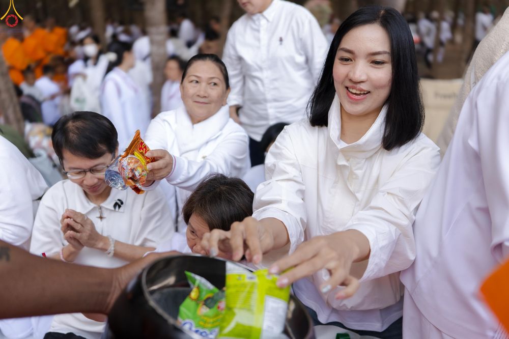 ภาพ No.289396:วันที่ 7 มกราคม พ.ศ. 2569 พิธีตักบาตรพระธรรมยาตรา ณ อนุสรณ์สถานลำดับที่ 1 สถานที่เกิดด้วยรูปกายเนื้อ อนุสรณ์สถานมหาวิหารพระมงคลเทพมุนี (โลตัสแลนด์) อ.สองพี่น้อง จ.สุพรรณบุรี ในโครงการธรรมยาตรา กตัญญูบูชา มหาปูชนียาจารย์ พระมงคลเทพมุนี(สด จนฺทสโร) พระผู้ป