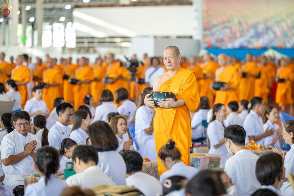 ภาพ No.327921:วันที่ 3 พฤษภาคม พ.ศ.2569 พิธีตักบาตร ข้าวสารอาหารแห้ง ณ บ้านแก้วเรือนทองคุณยายอาจารย์ฯ วัดพระธรรมกาย