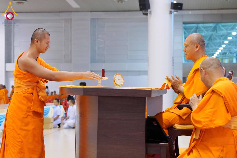 ภาพ No.337992:วันอาทิตย์ต้นเดือน 5 กรกฎาคม พ.ศ.2569 สัมมนาพิเศษ พิธีมอบพระของขวัญ ณ ห้องแก้วสารพัด1 วัดพระธรรมกาย