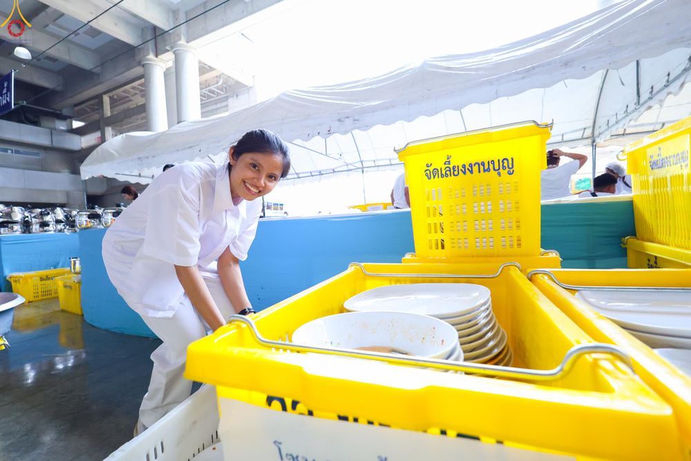 ภาพ No.323726:วันที่ 22 เมษายน พ.ศ.2569(วันคุ้มครองโลก) งานถวายมหาสังฆทาน 40,000 กว่าวัดทั่วประเทศ คณะสงฆ์ฉันภัตตาหารเพล