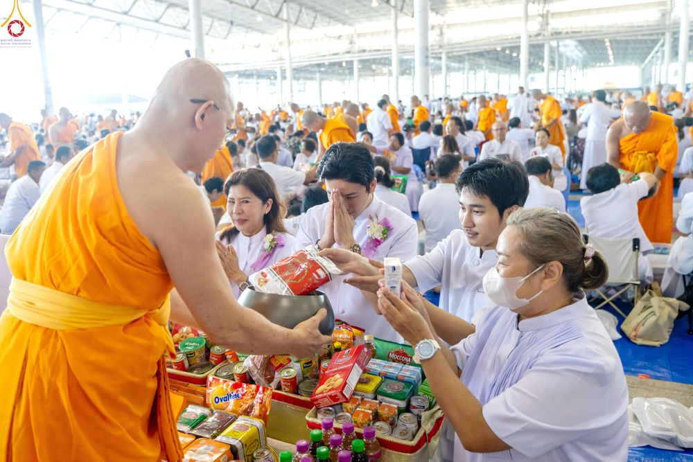 ภาพ No.327932:วันที่ 3 พฤษภาคม พ.ศ.2569 พิธีตักบาตร ข้าวสารอาหารแห้ง ณ บ้านแก้วเรือนทองคุณยายอาจารย์ฯ วัดพระธรรมกาย