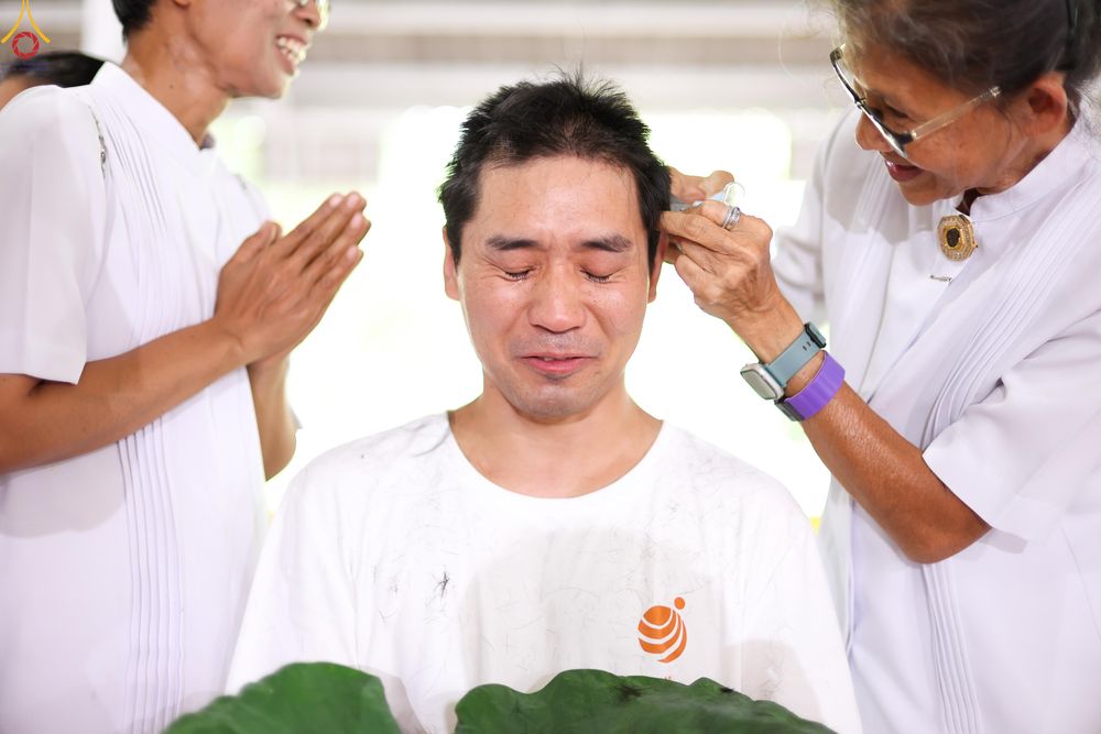 ภาพ No.338293:วันอาทิตย์ที่ 5 กรกฎาคม พศ.2569 พิธีตัดปอยผมธรรมทายาทนานาชาติ IDOP รุ่นที่ 21 จากประเทศจีน มาเลเซีย สิงคโปร์ และไต้หวัน ณ โถงช้าง วัดพระธรรมกาย