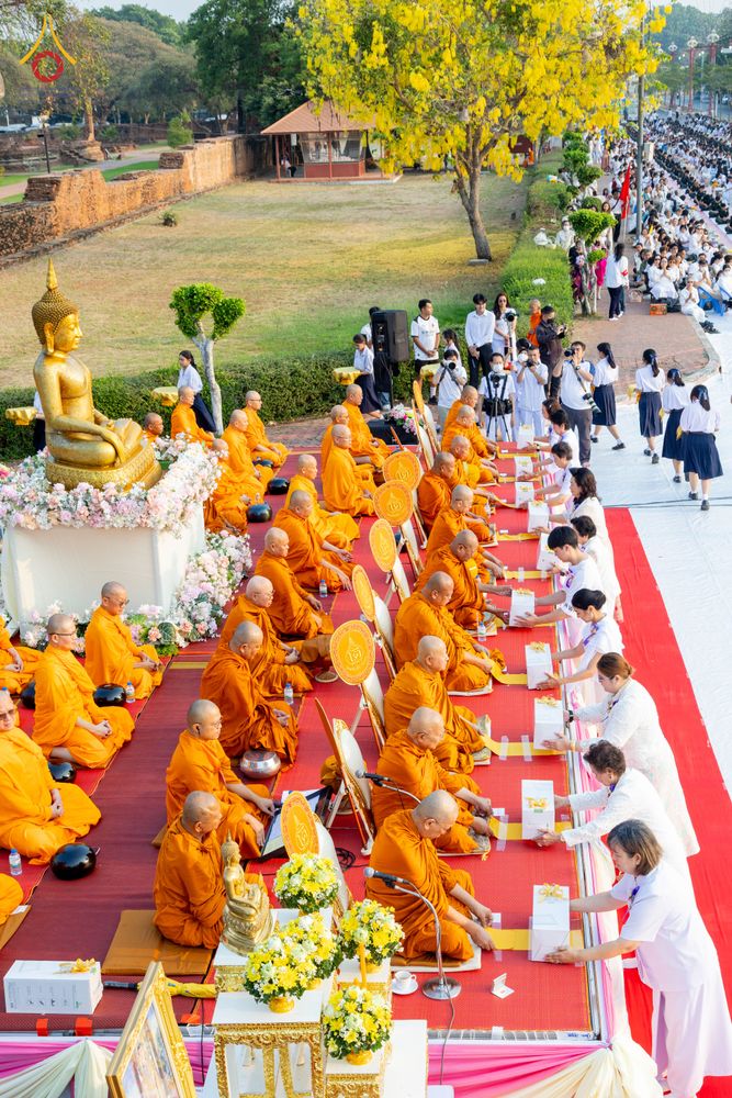 ภาพ No.318052:วันเสาร์ที่ 4 เมษายน พ.ศ. 2569 งานทำบุญเมืองใจกลางอยุธยา  ตักบาตรพระ 1,109 รูป ณ ถนนชีกุน หน้าวัดมหาธาตุ และวัดราชบูรณะ