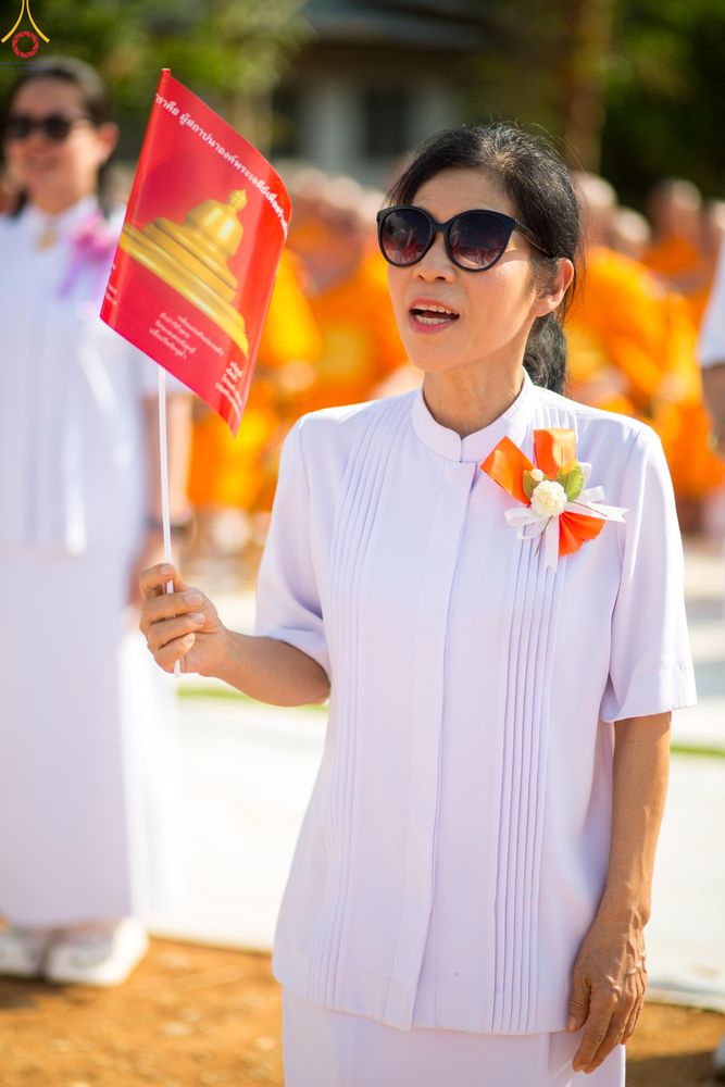 ภาพ No.326895:วันศุกร์ที่ ๑ พฤษภาคม พ.ศ.๒๕๖๙ พิธีทอดผ้าป่า สถาปนาองค์พระเจดีย์เพื่อสร้างสันติภาพโลก และ พิธีโปรยรัตนชาติ กลั่นแผ่นดิน  โปรยทราย เป็นปฐมฤกษ์ ณ ศูนย์ปฏิบัติธรรมเถินเทิดธรรม ต.แม่ปะ อ.เถิน จ.ลำปาง