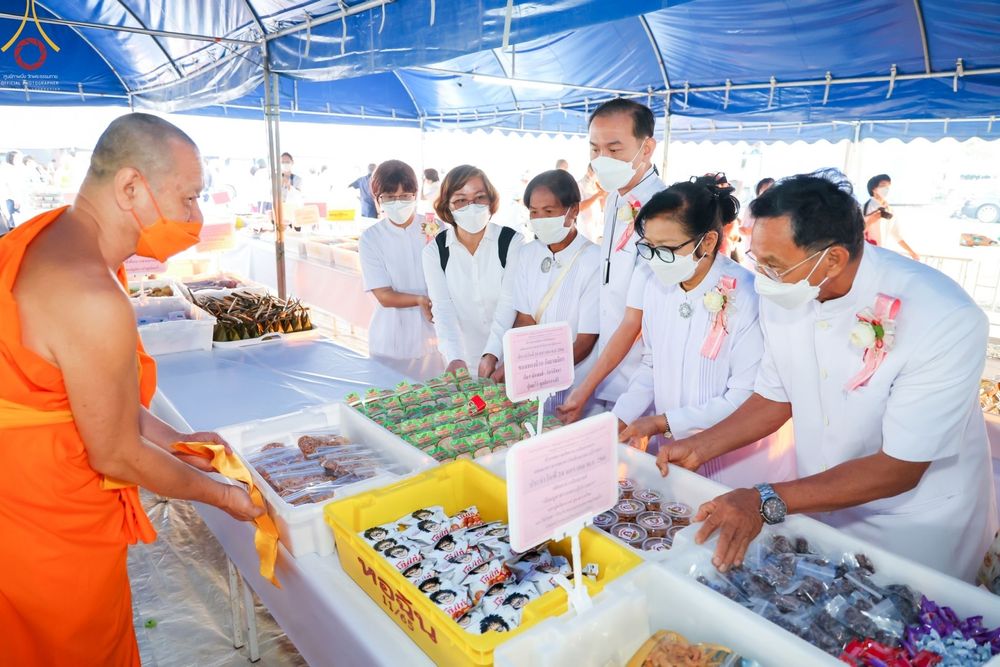 ภาพ No.74017:พิธีถวายภัตตาหารเป็นสังฆทาน แด่คณะพระธรรมยาตราฯ ในโครงการธรรมยาตรากตัญญูบูชา มหาปูชนียาจารย์ พระมงคลเทพมุนี(สด จนฺทสโร) พระผู้ปราบมาร อนุสรณ์สถาน 7 แห่ง ปีที่ 11 วันที่ 24 มกราคม พ.ศ. 2566