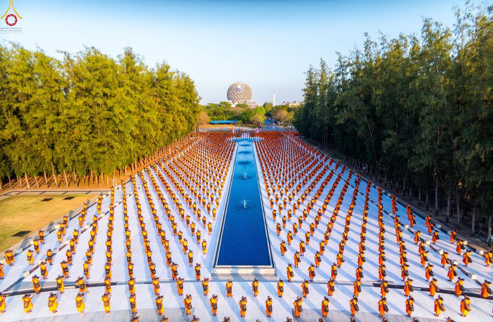 ภาพ No.281627:วันที่ 24 ธันวาคม พ.ศ.2568 พระธรรมยาตรา ปฏิบัติธรรม และถ่ายภาพหมู่ประวัติศาสตร์ ณ ลานหน้ามหาวิหารพระมงคลเทพมุนีฯ วัดพระธรรมกาย