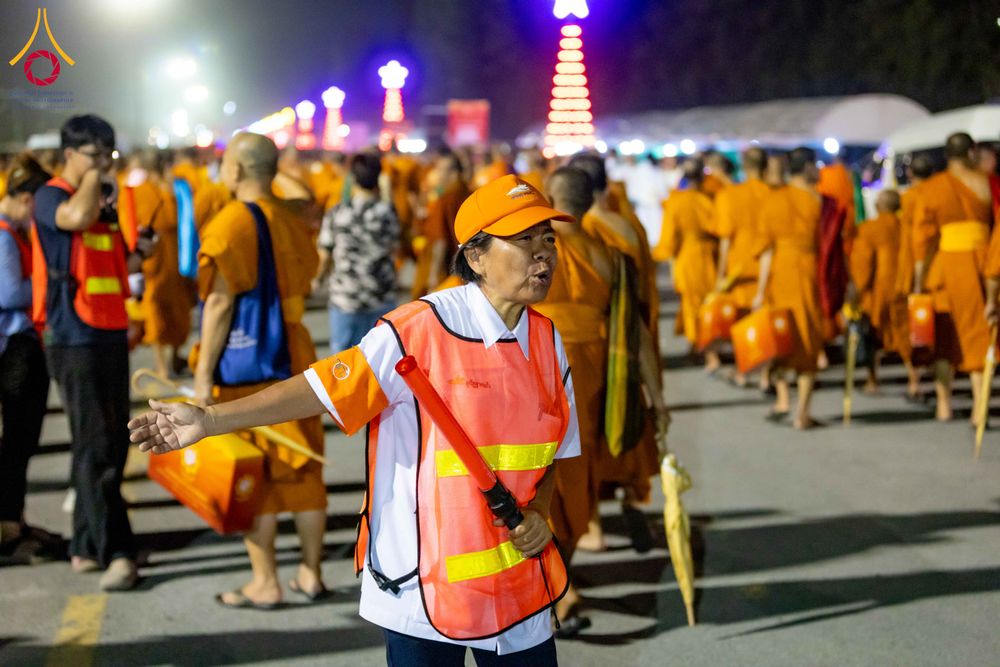 ภาพ No.324530:วันที่ 22 เมษายน พ.ศ.2569 (วันคุ้มครองโลก) บรรยากาศพระสังฆาธิการและสาธุชน การเดินทางกลับ งานถวายมหาสังฆทาน 40,000 กว่าวัดทั่วประเทศ วัดพระธรรมกาย