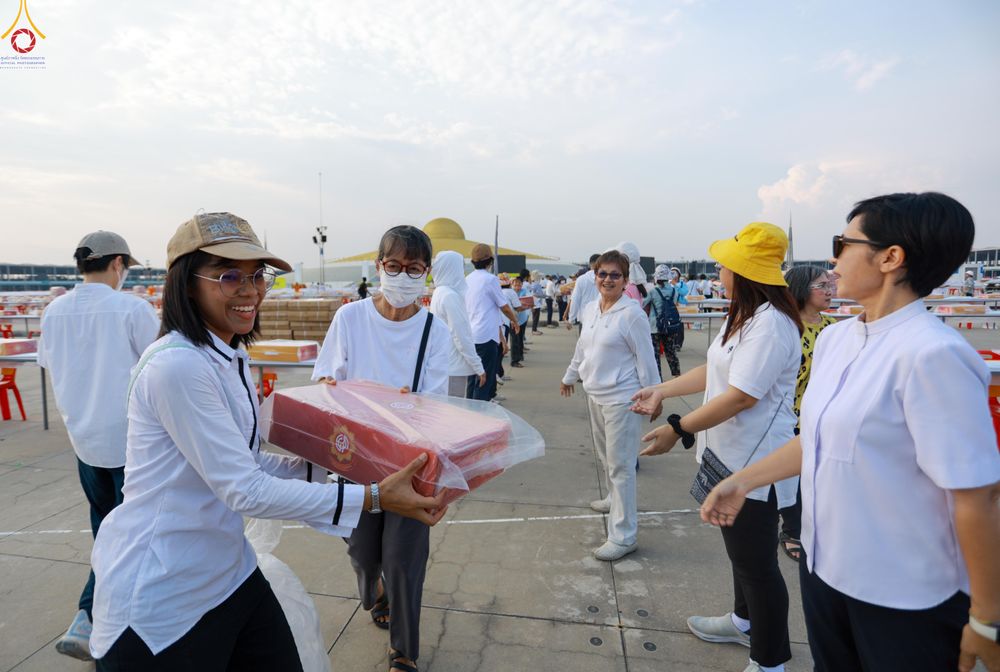 ภาพ No.322584:วันที่ 17 เมษายน พ.ศ.2569 การเรียงกล่องไทยธรรม เรียงน้ำดื่ม เรียงร่ม ณ ลานธรรมพระมหาธรรมกายเจดีย์ เพื่องานถวายมหาสังฆทาน 40,000 กว่าวัดทั่วประเทศ วันคุ้มครองโลก 22 เมษายน พ.ศ.2569 วัดพระธรรมกาย