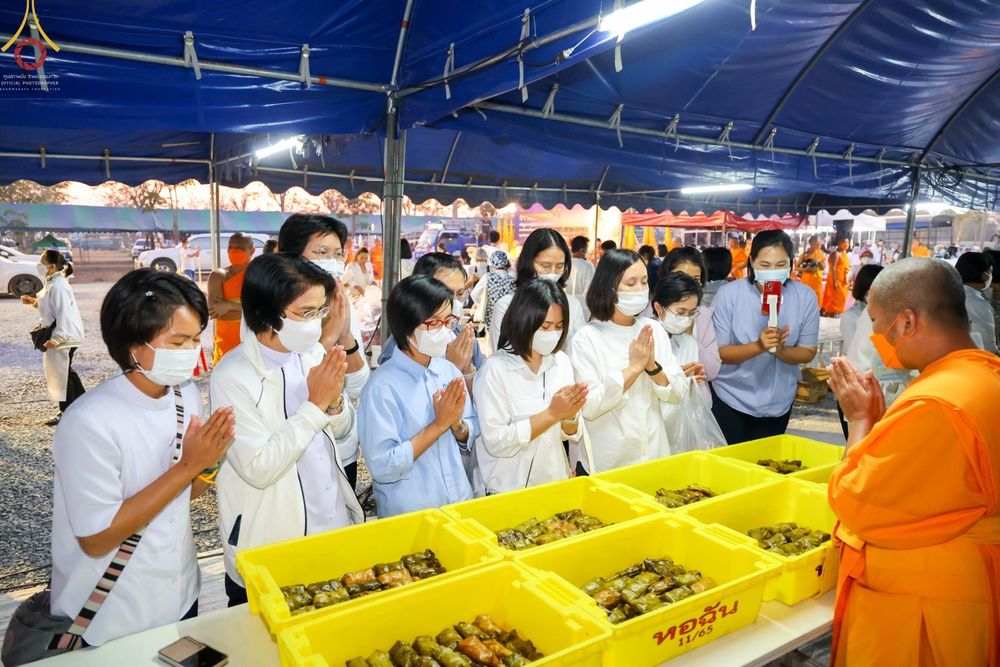 ภาพ No.74403:พิธีถวายภัตตาหารเป็นสังฆทาน แด่คณะพระธรรมยาตราฯ ในโครงการธรรมยาตรากตัญญูบูชา มหาปูชนียาจารย์ พระมงคลเทพมุนี(สด จนฺทสโร) พระผู้ปราบมาร อนุสรณ์สถาน 7 แห่ง ปีที่ 11 วันที่ 26 มกราคม พ.ศ. 2566
