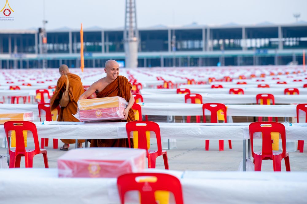 ภาพ No.323110:วันที่ 19 เมษายน พ.ศ.2569 การเรียงกล่องไทยธรรม , เตรียมงานจราจร เพื่องานถวายมหาสังฆทาน 40,000 กว่าวัดทั่วประเทศ วันคุ้มครองโลก 22 เมษายน พ.ศ.2569 วัดพระธรรมกาย