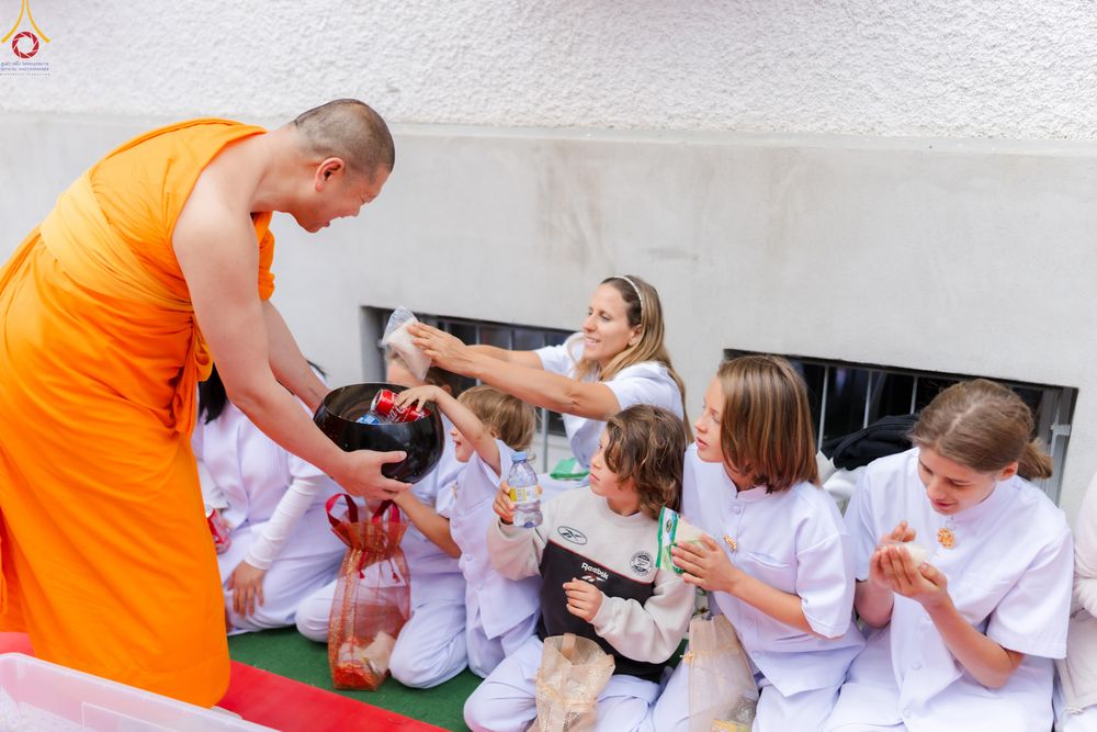 ภาพ No.286158:วันที่ 13 กรกฎาคม พ.ศ. 2568  พิธีทอดผ้าป่าฉลอง 13 ปี  วัดพระธรรมกายสวิตเซอร์แลนด์