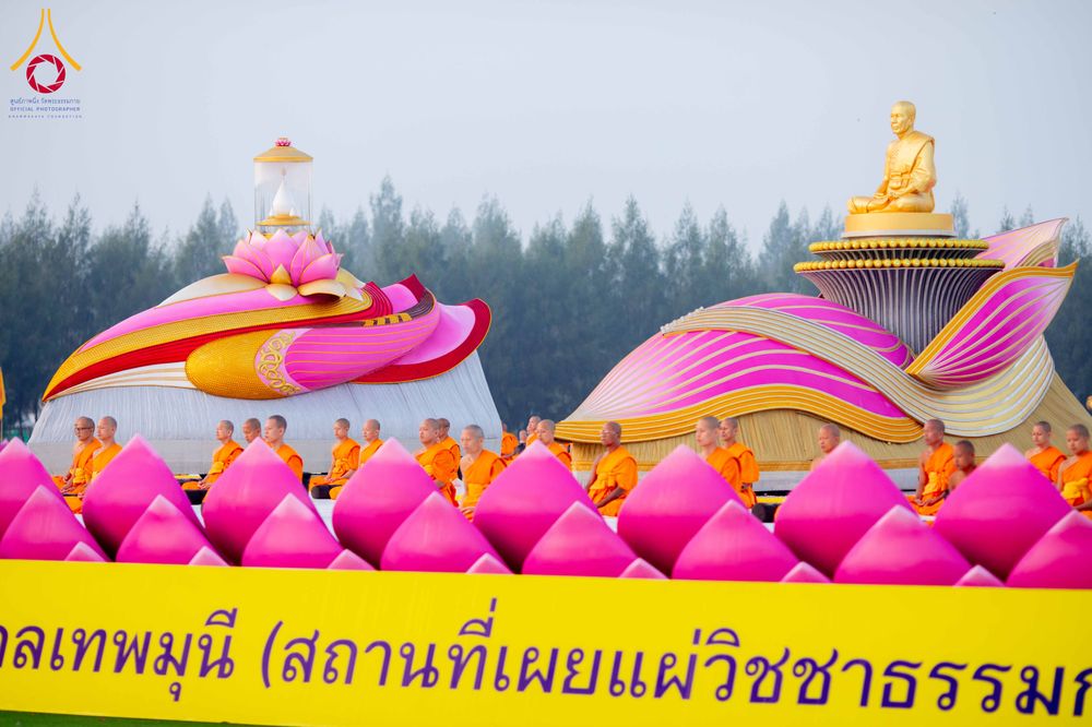 ภาพ No.299795:วันที่ 19 มกราคม พ.ศ.2569 พระธรรมยาตราปฏิบัติธรรมและถ่ายภาพหมู่ประวัติศาสตร์ ณ อนุสรณ์สถานลำดับที่ 5 สถานที่เผยแผ่วิชชาธรรมกายครั้งแรก  อนุสรณ์สถานบางปลาวัดบางปลา อ.บางเลน จ.นครปฐม ในโครงการธรรมยาตรา กตัญญูบูชา มหาปูชนียาจารย์ พระมงคลเทพมุนี(สด จนฺทสโร) 