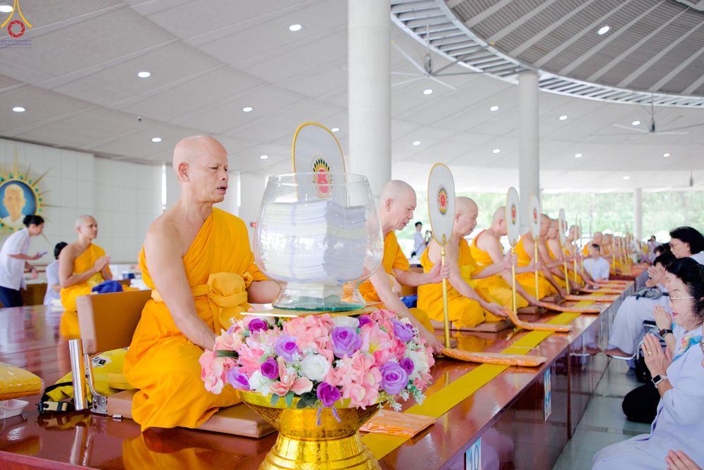 ภาพ No.328822:วันเสาร์ที่ 16 พฤษภาคม พ.ศ.2569 พิธีบุพเปตพลี ครั้งที่ 183 ร่วมอุทิศบุญแด่หมู่ญาติที่ล่วงลับไปแล้ว และสืบทอดอายุพระพุทธศาสนา ณ หอฉันคุณยายอาจารย์ฯ  วัดพระธรรมกาย