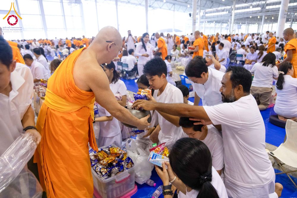 ภาพ No.308487:วันที่ 1 กุมภาพันธ์ พ.ศ. 2569 พิธีตักบาตรข้าวสารอาหารแห้ง ณ บ้านแก้วเรือนทองคุณยาย สภาธรรมกายสากล วัดพระธรรมกาย