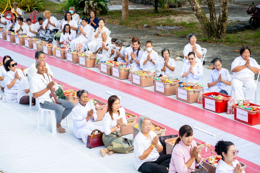 ภาพ No.311045:วันพฤหัสบดีที่ 26 กุมภาพันธ์ พ.ศ. 2569 พิธีถวายสังฆทานแด่คณะสงฆ์ 323 วัด ปีที่ 22 ครั้งที่ 182 พิธีมอบกองทุนหนุนแรงใจช่วยครูใต้ ปีที่ 19 ครั้งที่ 145 และพิธีทำบุญอุทิศส่วนกุศลให้ผู้วายชนม์