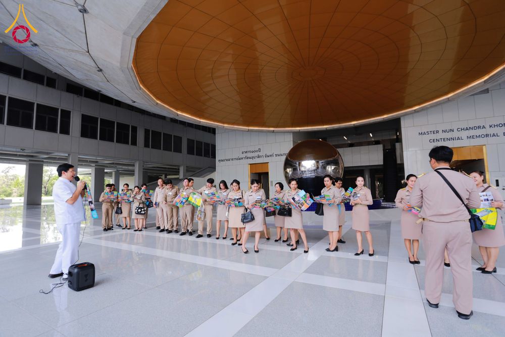 ภาพ No.311507:วันจันทร์ที่ 23 กุมภาพันธ์ พ.ศ. 2569 เปิดโลกทัศน์ผู้บริหารสถานศึกษายุคใหม่ เรียนรู้ต้นแบบการพัฒนาคนผ่านพลัง “บวร–V-Star” ผู้เข้ารับการพัฒนาตามโครงการ สพฐ. ศึกษาดูงานวัดพระธรรมกาย เสริมภาวะผู้นำคุณธรรมสู่การบริหารโรงเรียนอย่างยั่งยืน ณ อาคาร 100 ปี คุณยาย