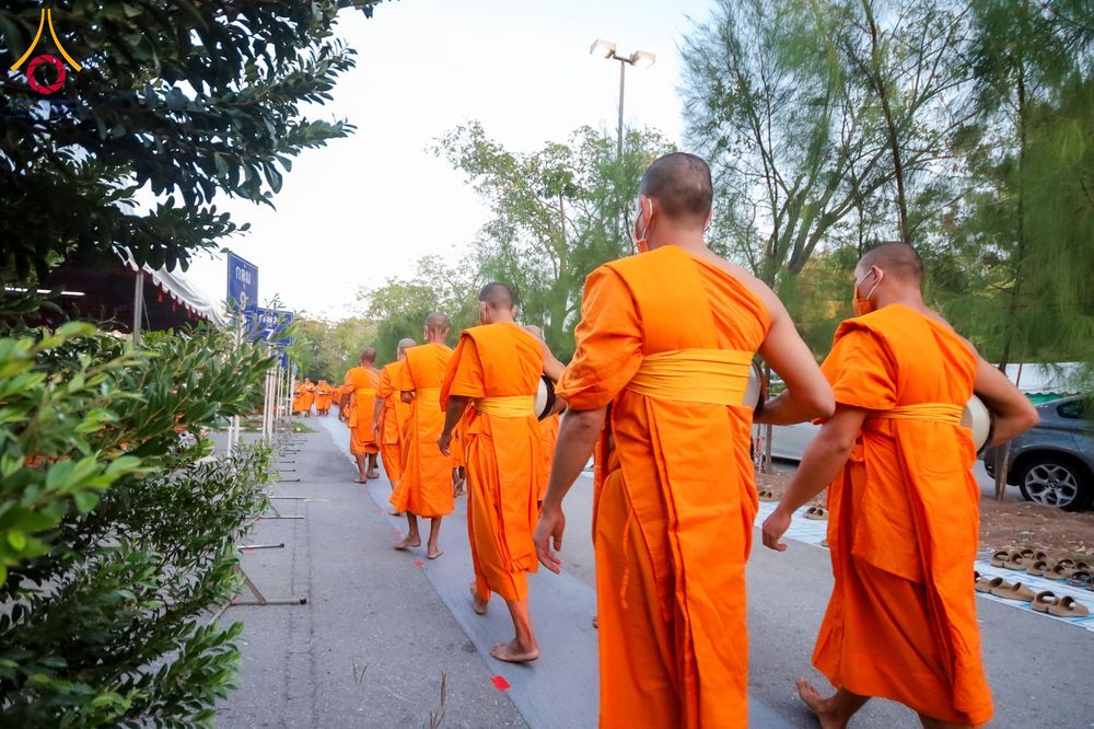 ภาพ No.288357:วันที่ 5 มกราคม พ.ศ. 2569 พิธีถวายภัตตาหารเป็นสังฆทาน แด่พระธรรมยาตรา ในโครงการธรรมยาตรา กตัญญูบูชา มหาปูชนียาจารย์ พระมงคลเทพมุนี(สด จนฺทสโร) พระผู้ปราบมาร อนุสรณ์สถาน 7 แห่ง ปีที่ 14 ณ อนุสรณ์สถานมหาวิหารพระมงคลเทพมุนี (โลตัสแลนด์) อ.สองพี่น้อง จ.สุพรร