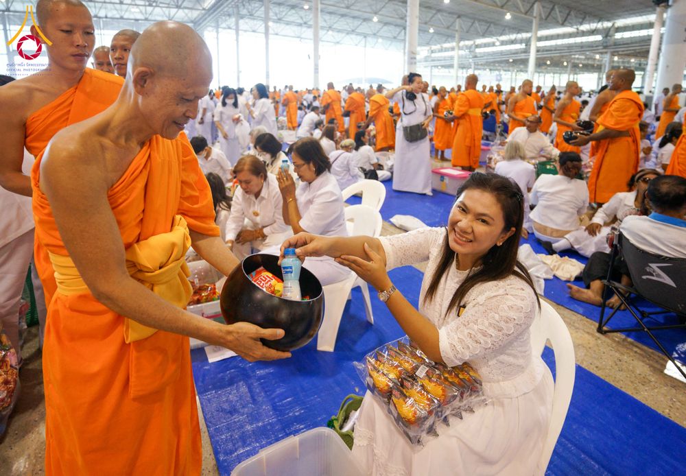 ภาพ No.308518:วันที่ 1 กุมภาพันธ์ พ.ศ. 2569 พิธีตักบาตรข้าวสารอาหารแห้ง ณ บ้านแก้วเรือนทองคุณยาย สภาธรรมกายสากล วัดพระธรรมกาย