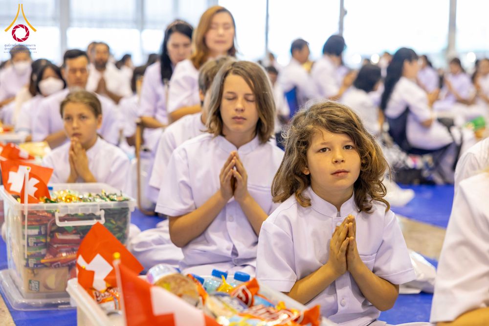 ภาพ No.308447:วันที่ 1 กุมภาพันธ์ พ.ศ. 2569 พิธีตักบาตรข้าวสารอาหารแห้ง ณ บ้านแก้วเรือนทองคุณยาย สภาธรรมกายสากล วัดพระธรรมกาย