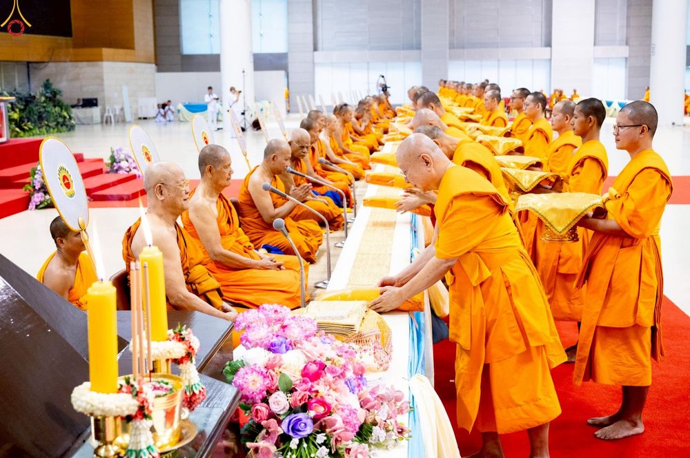 ภาพ No.233857:วันเสาร์ที่ 19 กรกฎาคม พ.ศ.2568 วันมหารำลึก ครั้งที่ 35 พิธีรำลึกถึงนักสร้างบารมี , พิธีสวดพระพุทธมนต์ , พิธีทอดผ้าบังสกุลและถวายไทยธรรม วัดพระธรรมกาย