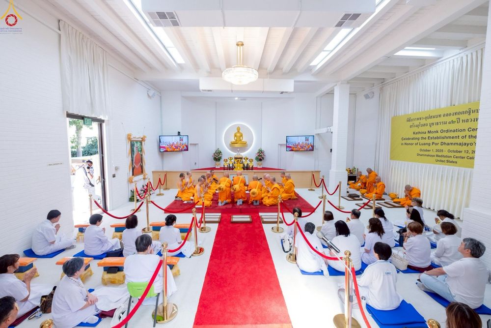 ภาพ No.252326:วันที่ 4-5 ตุลาคม พ.ศ. 2568  วัดพระธรรมกายแคลิฟอร์เนีย ประเทศสหรัฐอเมริกา ได้จัดพิธีตัดปอยผม โดยคณะสงฆ์ ญาติ ๆ และสาธุชน ให้กับนาคธรรมทายาท 8 ท่าน และได้จัดพิธีบรรพชา-อุปสมบท ฉลองพิธีทอดกฐินบรมจักรพรรดิ สร้างอุโบสถ 82 ปี บูชาธรรมหลวงพ่อธัมมชโย