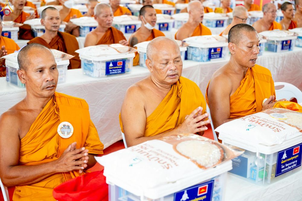 ภาพ No.234470:วันพฤหัสบดีที่ 24 กรกฎาคม พ.ศ. 2568 พิธีถวายสังฆทานแก่คณะสงฆ์ 323 วัด , พิธีมอบกองทุนหนุนแรงใจช่วยครูใต้ , พิธีทำบุญส่วนกุศลแด่ผู้วายชนม์ ในเหตุการณ์ความไม่สงบ 4 จังหวัด ชายแดนภาคใต้ (ปัตตานี , ยะลา , นราธิวาส , สงขลา) ปีที่ 21 ครั้งที่ 179 ณ วัดเวฬุวัน 